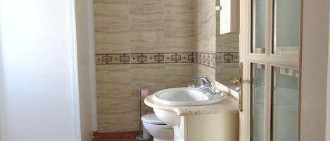 Een douche, handdoeken