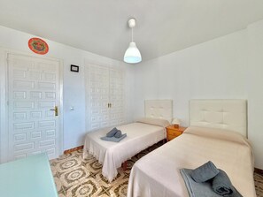 2 bedrooms, iron/ironing board, bed sheets