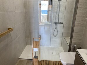 Douche, sĂšche-cheveux, serviettes fournies