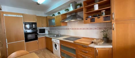 Fridge, microwave, oven, coffee/tea maker