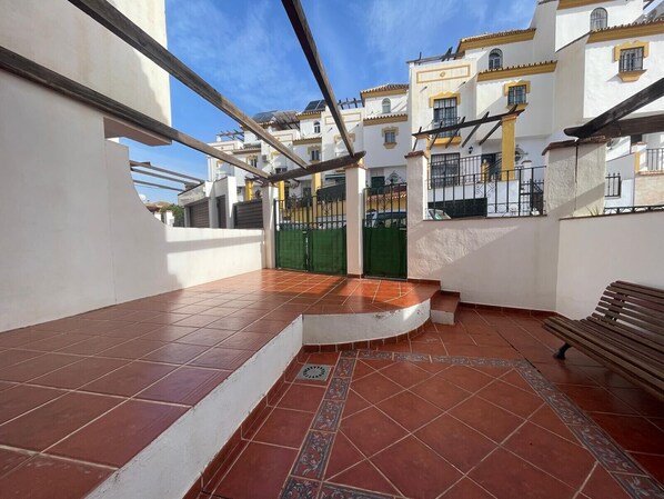 المنطقة المحيطة بالمنشأة