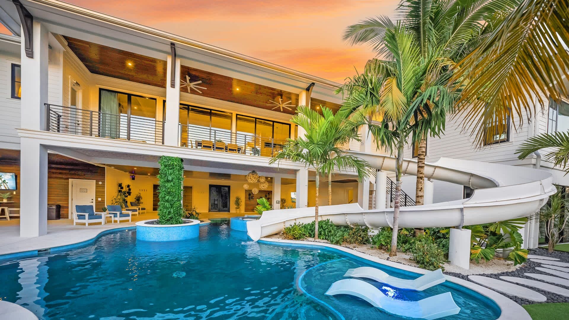 Een buitenzwembad, een verwarmd zwembad