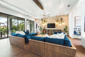 Una Smart TV, videojuegos, una oficina