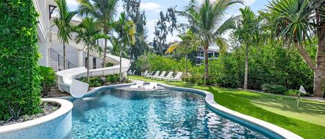 Alberca al aire libre y alberca climatizada