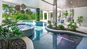 Una piscina al aire libre, una piscina climatizada