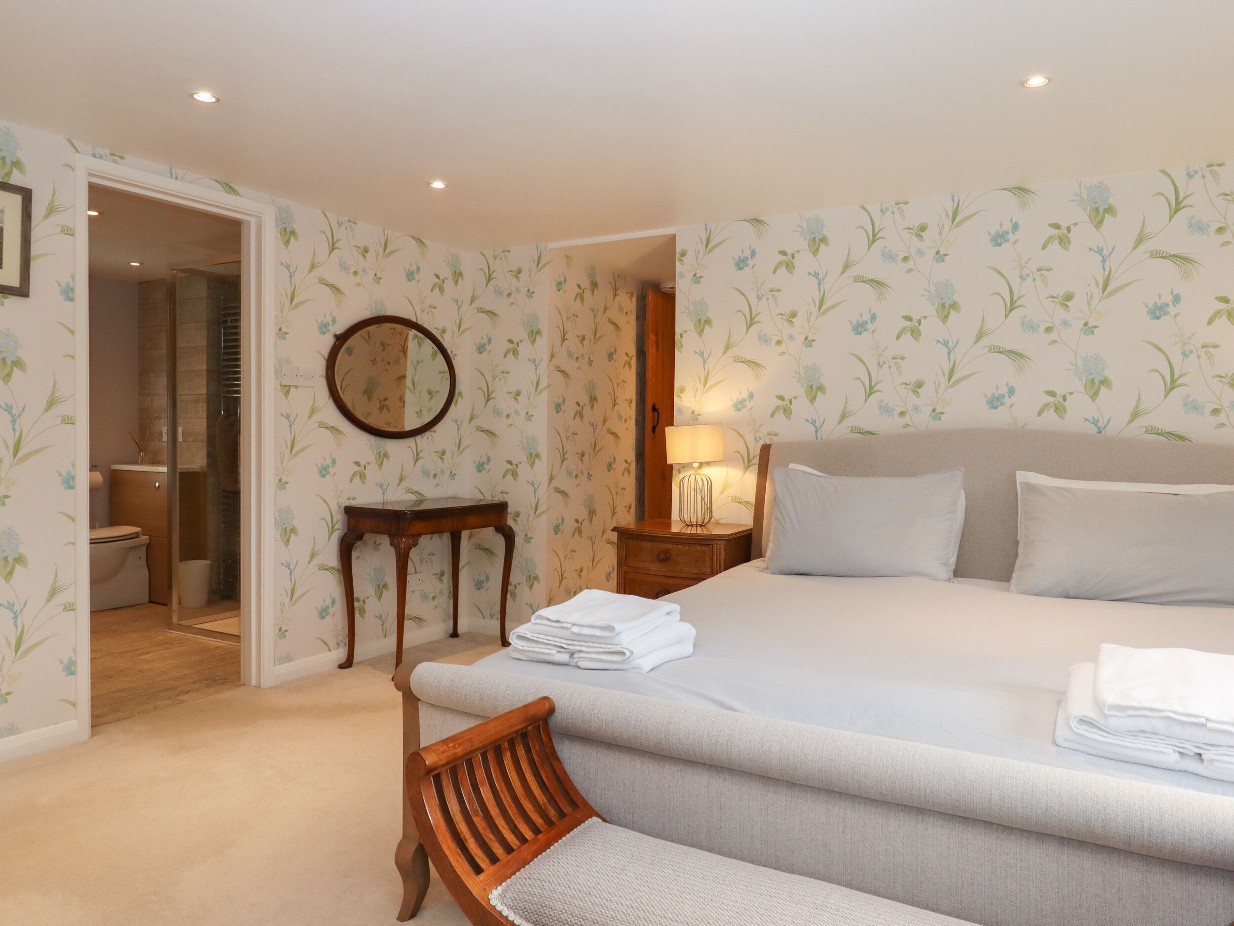 5 bedrooms, individually decorated, individually furnished, free WiFi