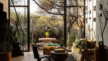 Vila Desain | Area keluarga | Smart TV 42-inci dengan saluran TV kabel, Netflix, dan layanan streaming