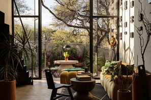 Villa Design | Aire de séjour | Téléviseur connecté de 42 po avec télévision par câble, Netflix