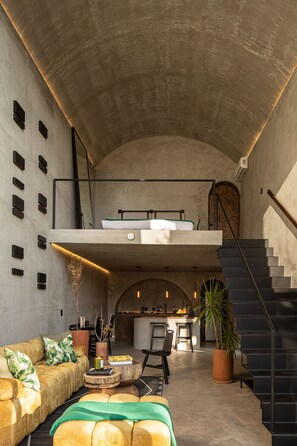 Biệt thự có thiết kế đặc sắc | Khu phòng khách | Smart TV 42-inch có truyền hình cáp, Netflix, dịch vụ stream