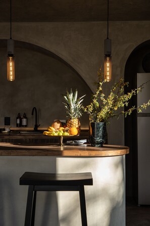 Biệt thự có thiết kế đặc sắc | Bếp riêng | Tủ lạnh, lò vi sóng, dụng cụ pha espresso, dụng cụ pha cà phê/trà