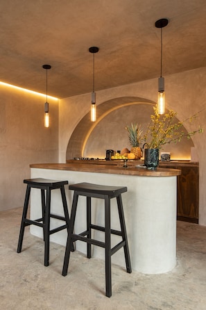 Vila design | Cozinha privada | Geladeira grande, micro-ondas, máquina de café expresso