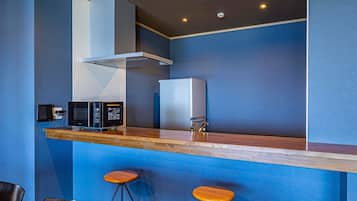 Geladeira, micro-ondas, cooktop, talheres/pratos/utensílios de cozinha