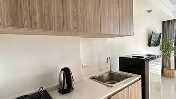 Fridge, microwave, stovetop, cookware/dishes/utensils