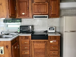 Kühlschrank, Mikrowelle, Herdplatte, Kochgeschirr/Geschirr/Besteck