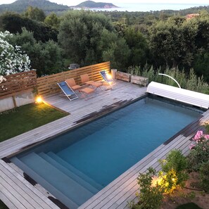 Utendørsbasseng og et oppvarmet basseng