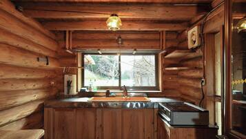 Kühlschrank, Herdplatte, Kochgeschirr/Geschirr/Besteck