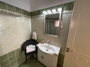 Dusche, Haartrockner, Handtücher, Seife