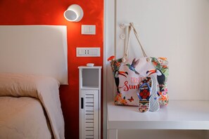 Habitación doble | Espacio para trabajar con laptop, wifi gratis y ropa de cama 