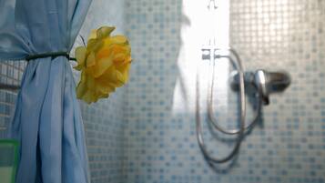 Doppelzimmer | Badezimmer | Dusche, Regendusche, Haartrockner, Bidet