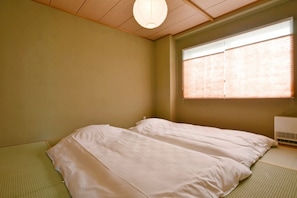 4 bedrooms, desk, iron/ironing board, free WiFi