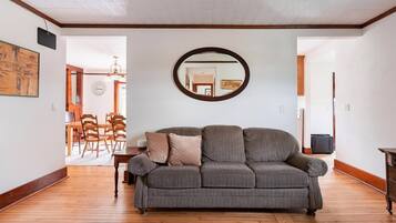 TV connectée, lecteur de DVD, livres