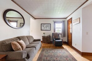 Smart TV, DVD player, books - The Beekeeper's Inn- Quiet country retreat (Sullivan)