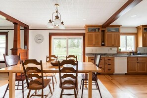 Dining - The Beekeeper's Inn- Quiet country retreat (Sullivan)