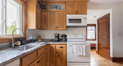 The Beekeeper's Inn- Quiet country retreat