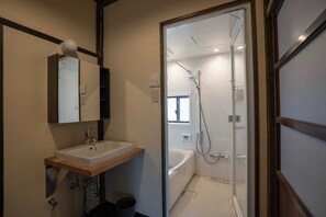 Sèche-cheveux, serviettes fournies