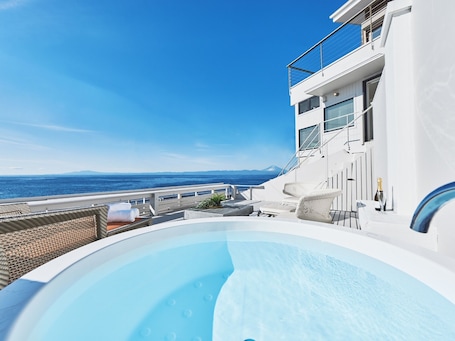 Terrace/patio. Vacation Rental with a large terrace jacuzzi / Yokosuka Kanagawa
