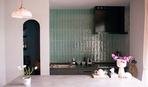 Kjøleskap, mikrobølgeovn, kokeplater og kjøkkenutstyr