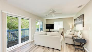 Condo, varias camas (Anna Maria Island Beach Palms 8B) | Área de sala de estar | Oficina