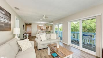 Condo, varias camas (Anna Maria Island Beach Palms 8B) | Área de sala de estar | Oficina
