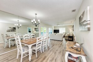 Condo, Plusieurs lits (Anna Maria Island Beach Palms 8B) | Restauration