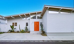 Exterior detail - Opening in July 2023 Experience an extraordinary life Equipped with a pool and golf simulation / Miyazaki Miyazaki (Miyazaki)