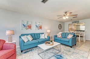 Leilighet, flere senger, bassengutsikt (Anna Maria Island Beach Waves) | Oppholdsområde | Kontorer