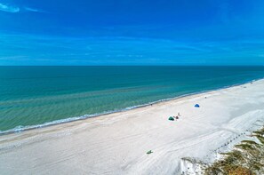 Condo, varias camas, vista a la alberca (Anna Maria Island Beach Waves) | Playa | En la playa 