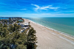 Condo, varias camas, vista a la alberca (Anna Maria Island Beach Waves) | Playa | En la playa 