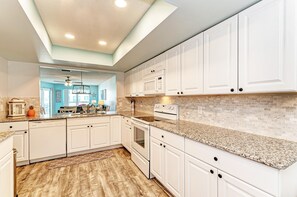 Condo, varias camas, vista a la alberca (Anna Maria Island Beach Waves) | Cocina privada | Refrigerador con congelador, microondas, horno y parrilla de estufa 