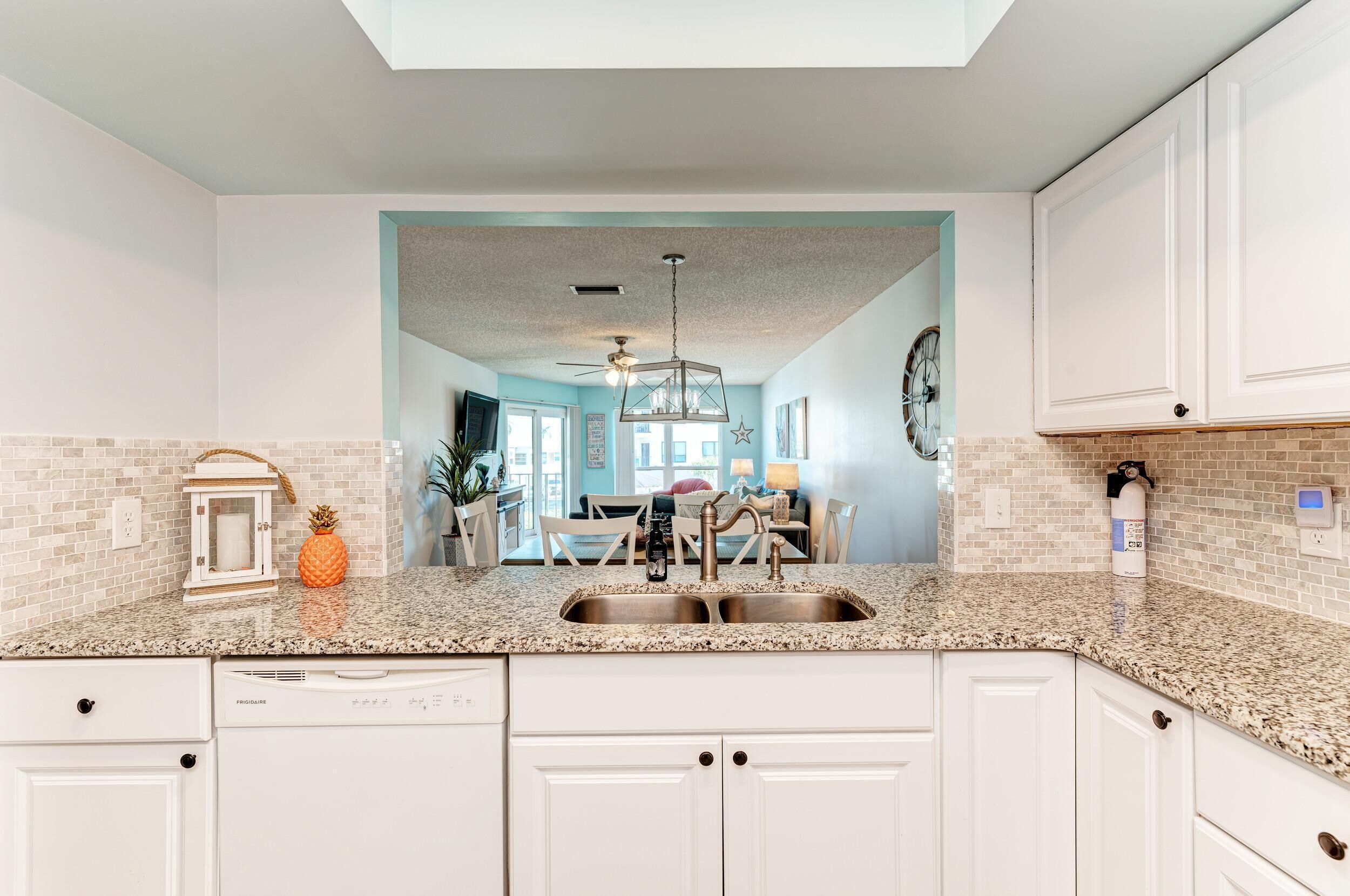 Leilighet, flere senger, bassengutsikt (Anna Maria Island Beach Waves) | Eget kjøkken | Kjøleskap, mikrobølgeovn, ovn og kokeplater