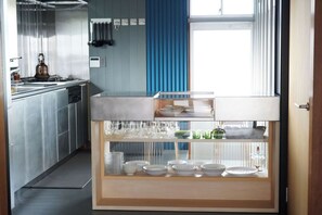 Kjøleskap, mikrobølgeovn, kokeplater og kjøkkenutstyr