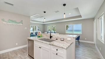 Studio (3 Bedrooms) | Property amenity