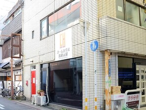 A building with a storefront labeled "CAIM HOUSE" and a blue sign indicating a family-friendly area. - Room without meals 5 minutes walk from Beppu station 301 / Beppu Ōita (Beppu)