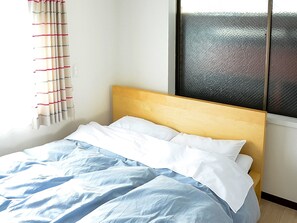 3 sovrum, skrivbord, gratis wi-fi och sängkläder
