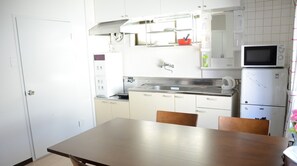 Kylskåp, mikrovågsugn, spishäll och vattenkokare
