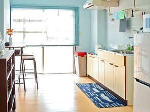 Refrigerador, microondas, parrilla de estufa y utensilios de cocina 