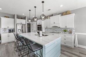 ثلاجة، فرن، موقد طهي مسطح، غسالة أطباق