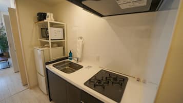 Fridge, microwave, stovetop, cookware/dishes/utensils