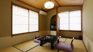 Dining - Smoking 6 tatami Japanesestyle room on the city / Izu Shizuoka (Izu)