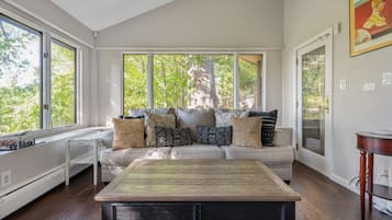 スマートテレビ、暖炉、書庫